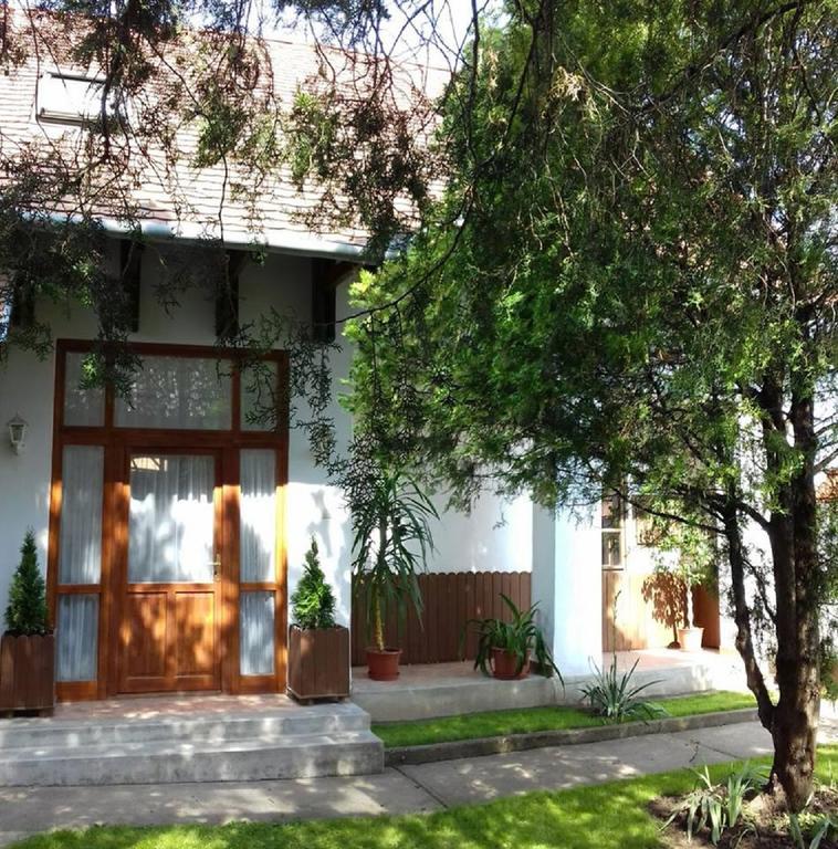 Erzsebet Vendeghaz Es Apartman Hajdúszoboszló Buitenkant foto